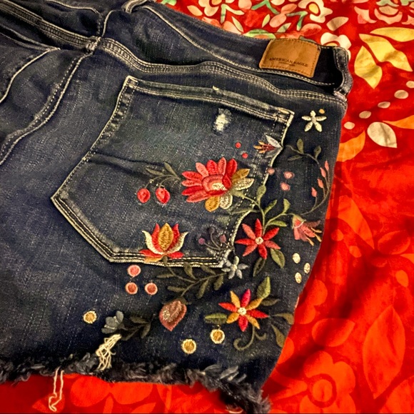 ✨🌺AEO NWOT Floral Embroidered Distressed Short Shorts🌺✨ - Picture 5 of 6